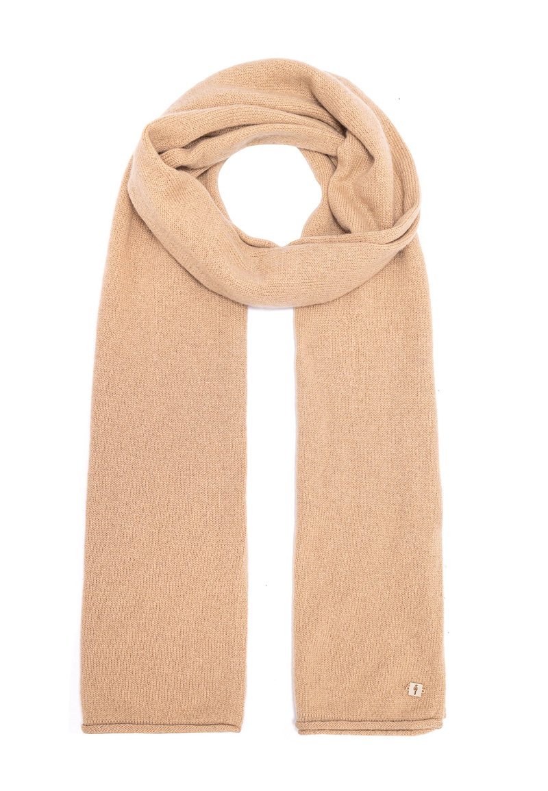Beżowy wełniany szalik o miękkiej teksturze, prostokątnym kształcie i małej metce z logo na jednym końcu. Odpowiedni do różnych stylów.