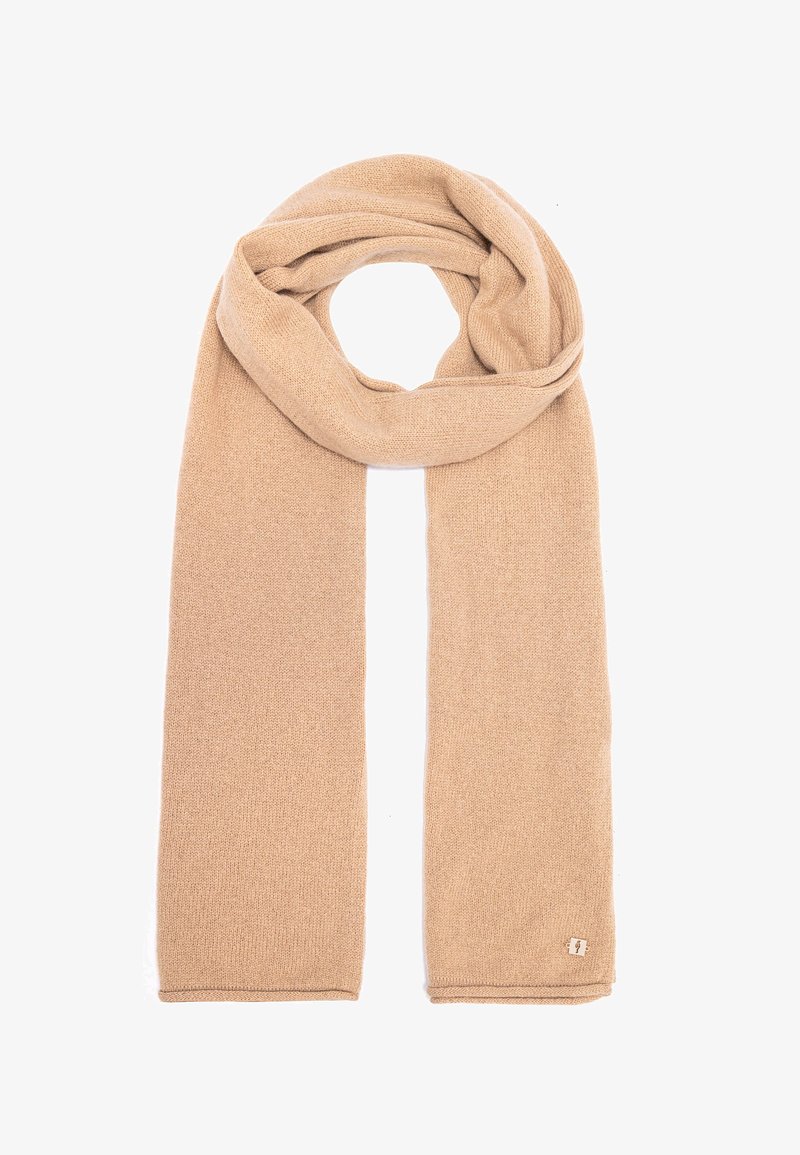 Beżowy wełniany szalik o miękkiej teksturze, prostokątnym kształcie i małej metce z logo na jednym końcu. Odpowiedni do różnych stylów.