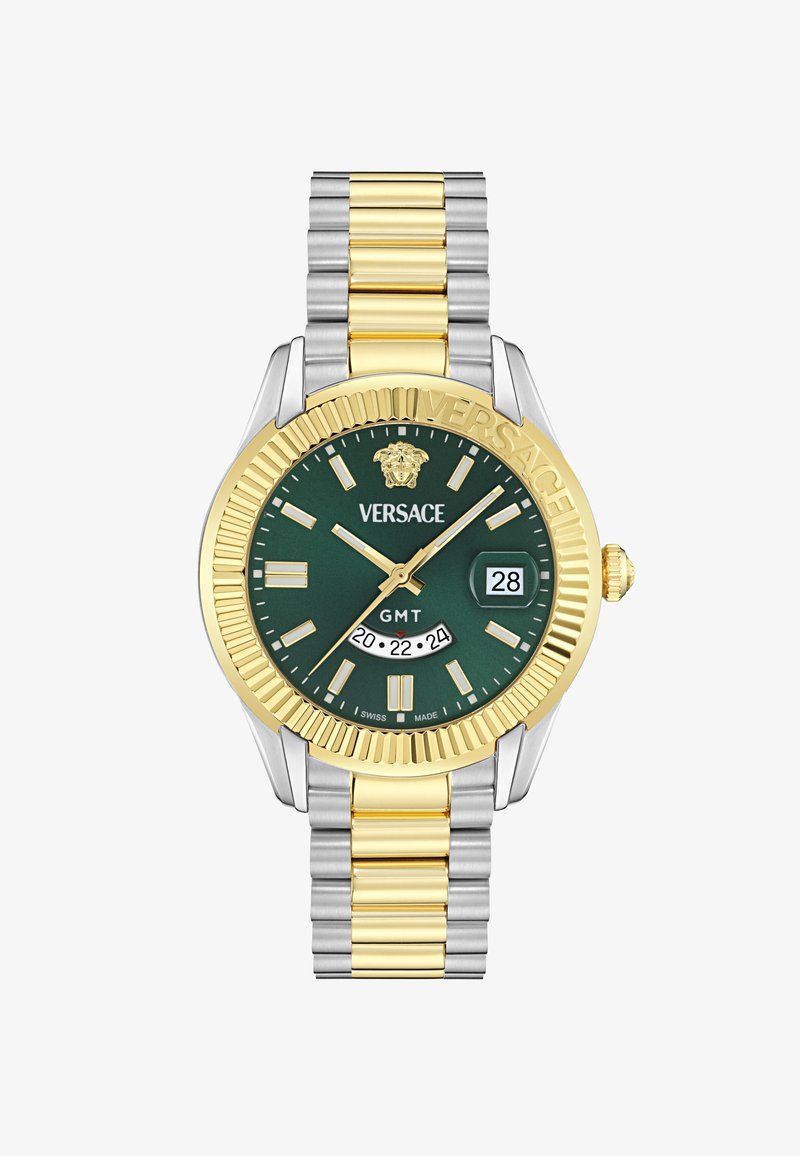 Orologio in acciaio inox dorato e argentato con quadrante verde, lunetta incisa e indicazione della data. Presenta il logo Versace e la funzione GMT.