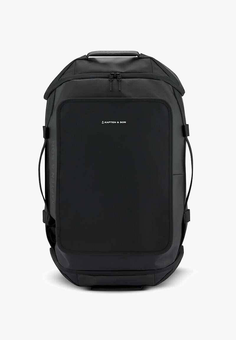 Czarny plecak o smukłym, prostokątnym kształcie. Wykonany z trwałego materiału, z dwoma zamkami błyskawicznymi i regulowanymi ramiączkami. Widoczne proste logo.