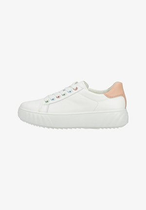 Hvid lavtop-sneaker med tyk sål, pastelrosa hælflig, og flerfarvede huller til hvide snørebånd, set fra siden.