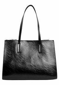 Bolso tote de cuero negro con una textura suave, forma rectangular, dos asas resistentes y un cierre de cremallera en la parte superior.