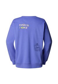 Sudadera morada con el texto "EXPLORERS GATHER" en la parte posterior y un gráfico negro de un camión con objetos en la parte superior. Tela suave, corte relajado.