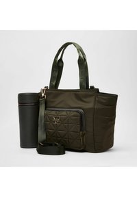 Olivengrøn tote bag lavet af nylon, med en quiltet frontlomme, en lynlås lukning og to kraftige stropper. Inkluderer et cylindrisk, sort etui.