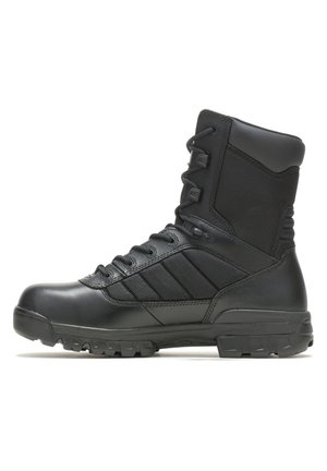 Czarne taktyczne buty z cholewką ze skóry i siateczki, wyściełanym kołnierzem, sznurowaniem z przodu oraz teksturowaną, solidną podeszwą z gumy.