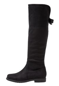 Czarne kozaki do kolan wykonane z zamszu, na płaskiej podeszwie i lekko zaokrąglonym nosku. Posiadają wstążkowy uchwyt na górze.