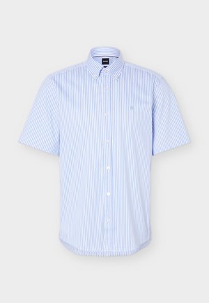 Lichtblauw-wit verticale gestreept overhemd met korte mouwen, knoopsluiting en een button-down kraag, met een subtiel geborduurd logo op de borst.