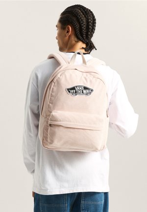 Mochila de pana rosa con un gran logo en blanco y negro de "Vans Off The Wall". Cuenta con correas acolchadas y un bolsillo frontal con cremallera.