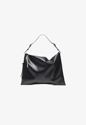 Černá pletená kožená kabelka přes rameno s nastavitelným popruhem a střapci na zipu, zobrazena na bílém pozadí.