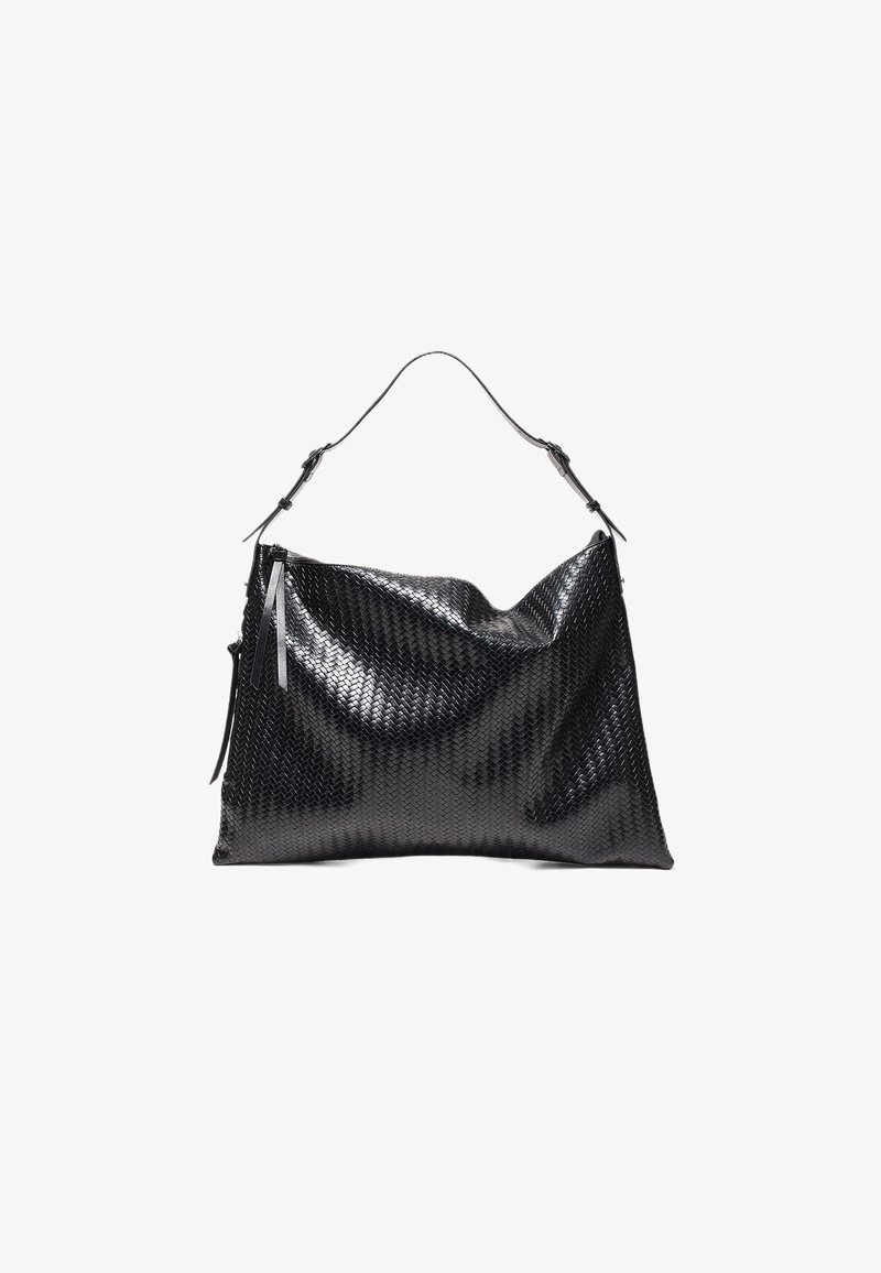 Sac d'épaule en cuir tressé noir avec sangle réglable et pompons sur la fermeture éclair, présenté sur un fond blanc.