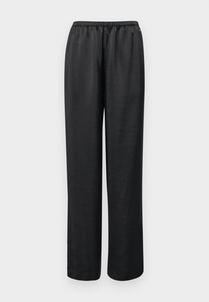 Czarne, luźne spodnie z elastycznym pasem. Wykonane z gładkiego materiału, o prostych nogawkach i bez widocznych kieszeni lub zdobień.