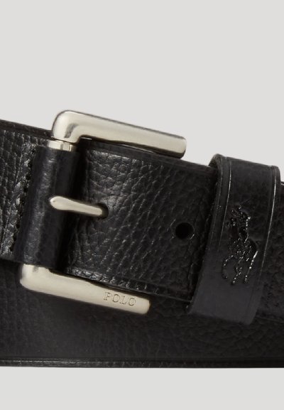 Cintura in pelle nera con superficie texturizzata, dotata di una fibbia color argento e di un delicato logo impresso di un cavallo.