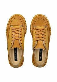 Baskets en suède jaune avec une finition texturée, bout rond, lacets contrastés et semelle en caoutchouc épaisse. La marque est inscrite sur les semelles intérieures.