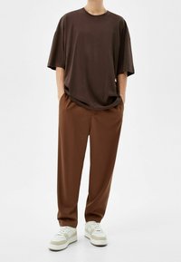 Bershka Teplákové kalhoty - brown