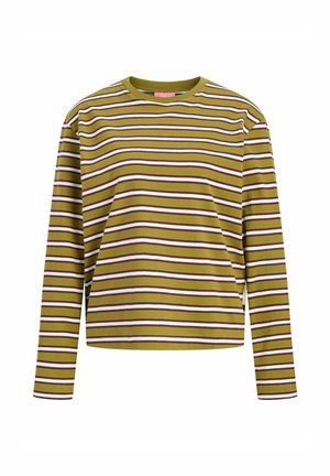 Chemise à manches longues vert olive avec des rayures horizontales blanches et brunes, col rond et coupe décontractée sur fond blanc.