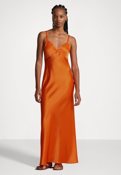 Robe longue en satin de couleur orange vif avec un décolleté en V, des bretelles fines et un corsage ajusté, se déversant en une jupe longue.