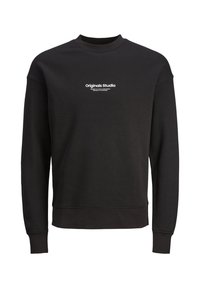 Černá mikina z měkké látky, s kulatým výstřihem, dlouhými rukávy a bílým logem na hrudi. Dokončena žebrovanými lemy na rukávech a spodním okraji.