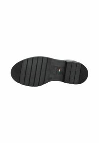 Semelle de chaussure en caoutchouc noir avec des rainures horizontales et un bout arrondi. Présente un léger talon et un logo aux couleurs du drapeau italien.