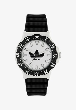 Zwarte rubberen bandhorloge met een witte wijzerplaat en een zwarte bezel. Het heeft zilveren wijzers, een ronde kast en een gecentreerd zwart logo.