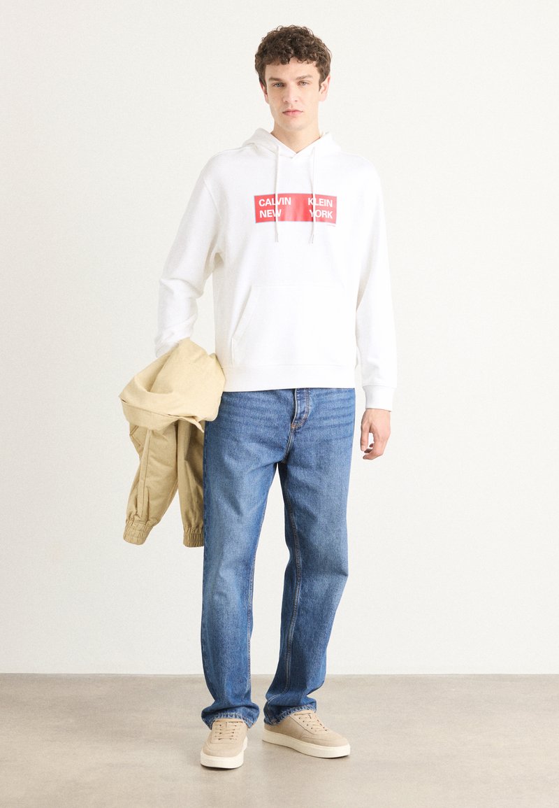 Calvin Klein Jeans BOX GRAPHIC - Mikina s kapucí - bright white