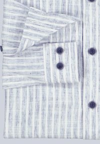 Gefaltetes Hemd aus weiß-blau gestreiftem Stoff, mit Knopfleiste, navyblauen Knöpfen und einem Ärmel mit Rollendetail.