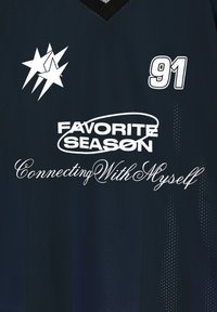 Černý sportovní dres s bílými hvězdnými akcenty, textem "91" a "NEJOBLÍBENĚJŠÍ SEZÓNA", hladkou texturou a designem s výstřihem do V.