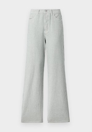 Calças largas com riscas feitas de tecido leve, apresentando riscas verticais azuis e brancas, uma cintura alta e bolsos frontais.