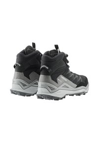 Schwarze und graue Wanderschuhe mit hohem Knöchel, strukturiertem Obermaterial, robuster Sohle und reflektierenden Akzenten. Entwickelt für Strapazierfähigkeit im Freien und einen guten Griff.