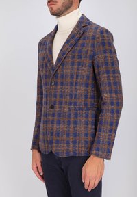 Blazer in lana con un motivo a quadri blu e marrone, design a una fila di bottoni, revers a punta, due tasche frontali e bottoni neri.