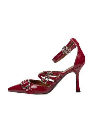 Zapato de tacón alto de charol rojo con punta afilada, múltiples correas, detalles de hebilla plateada y un esbelto tacón de aguja.