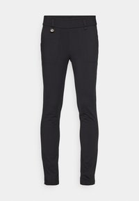 Pantaloni neri elasticizzati con una vestibilità slim, dotati di due tasche frontali e un dettaglio in metallo decorativo vicino alla vita. Texture liscia.