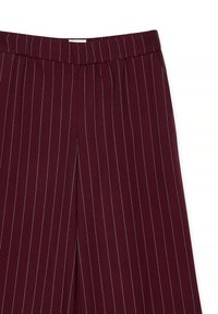 Burgundy hlače s pinstripes vzorcem, ki imajo mehak material, elastičen pas in ravno krojen kroj.