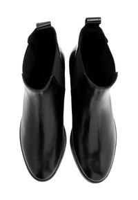 Czarne skórzane botki na kostkę o eleganckim designie, z elastycznymi panelami bocznymi i małymi pętelkami z tyłu ułatwiającymi zakładanie.