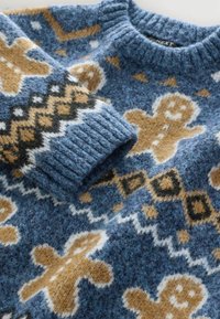 Blauer Strickpullover mit Lebkuchenmann-Mustern, versehen mit goldenen, schwarzen und weißen Akzenten. Gerippter Halsausschnitt und Ärmelbündchen.