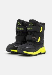 Czarne zimowe buty z żółtymi akcentami, zabezpieczone dwoma paskami na rzepy. Posiadają teksturowany materiał oraz wytrzymałe podeszwy zapewniające przyczepność.