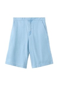 Short en denim bleu clair avec poches latérales, couture avant et ourlet droit, présenté sur fond blanc.