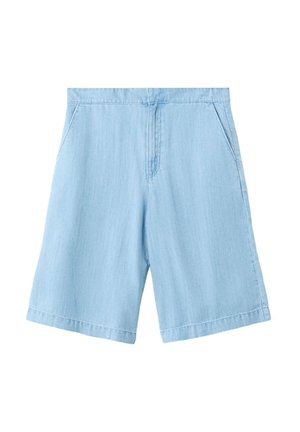 Pantalones cortos de mezclilla azul claro con bolsillos laterales, costura frontal y dobladillo recto, mostrados sobre un fondo blanco.