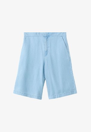 Pantalones cortos de mezclilla azul claro con bolsillos laterales, costura frontal y dobladillo recto, mostrados sobre un fondo blanco.