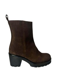 Botín de ante marrón hasta el tobillo con un tacón grueso negro, que presenta una textura suave y un lazo en la parte posterior para facilitar su colocación.