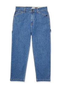 Pantalones de mezclilla azul con un ajuste relajado, diseño de cinco bolsillos y costuras claras. Cuenta con lazos para cinturón y un cierre de botón en la cintura.