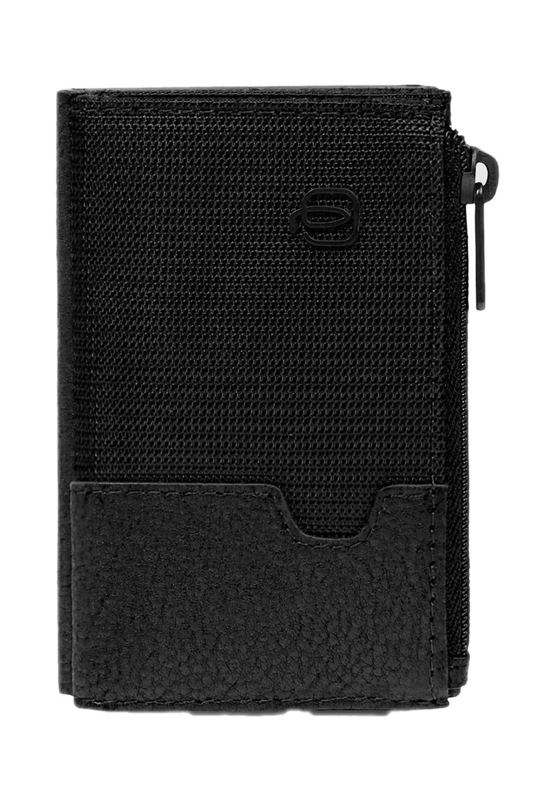 Cartera negra con una parte superior de tela texturizada y una sección inferior de cuero liso. Cuenta con una cremallera y una ranura para tarjetas en el frente.