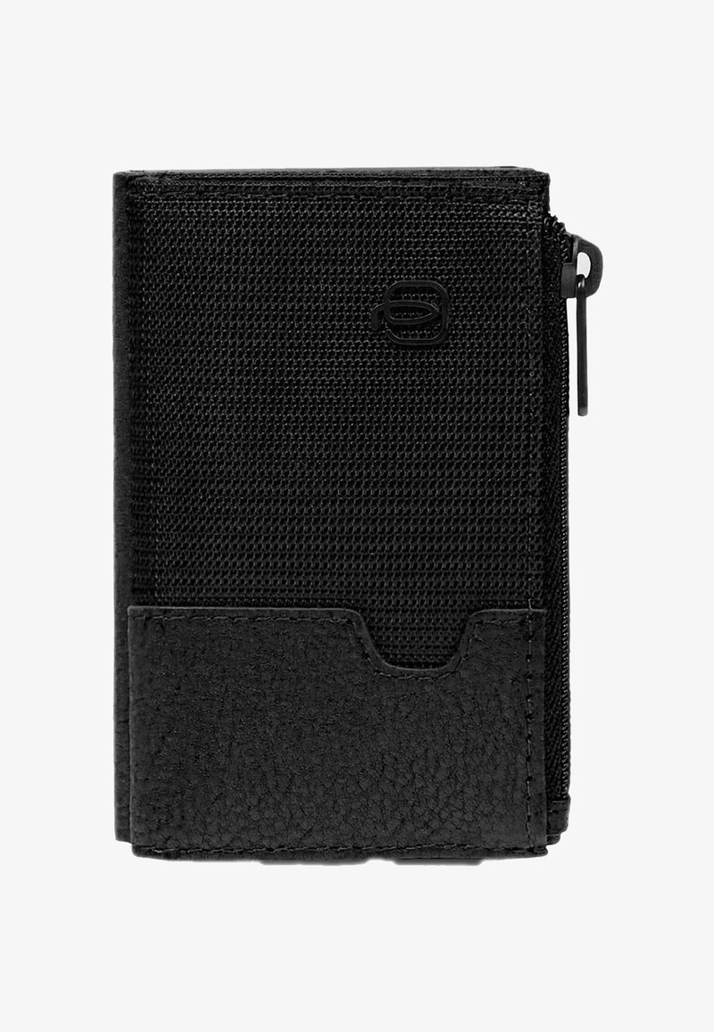 Cartera negra con una parte superior de tela texturizada y una sección inferior de cuero liso. Cuenta con una cremallera y una ranura para tarjetas en el frente.