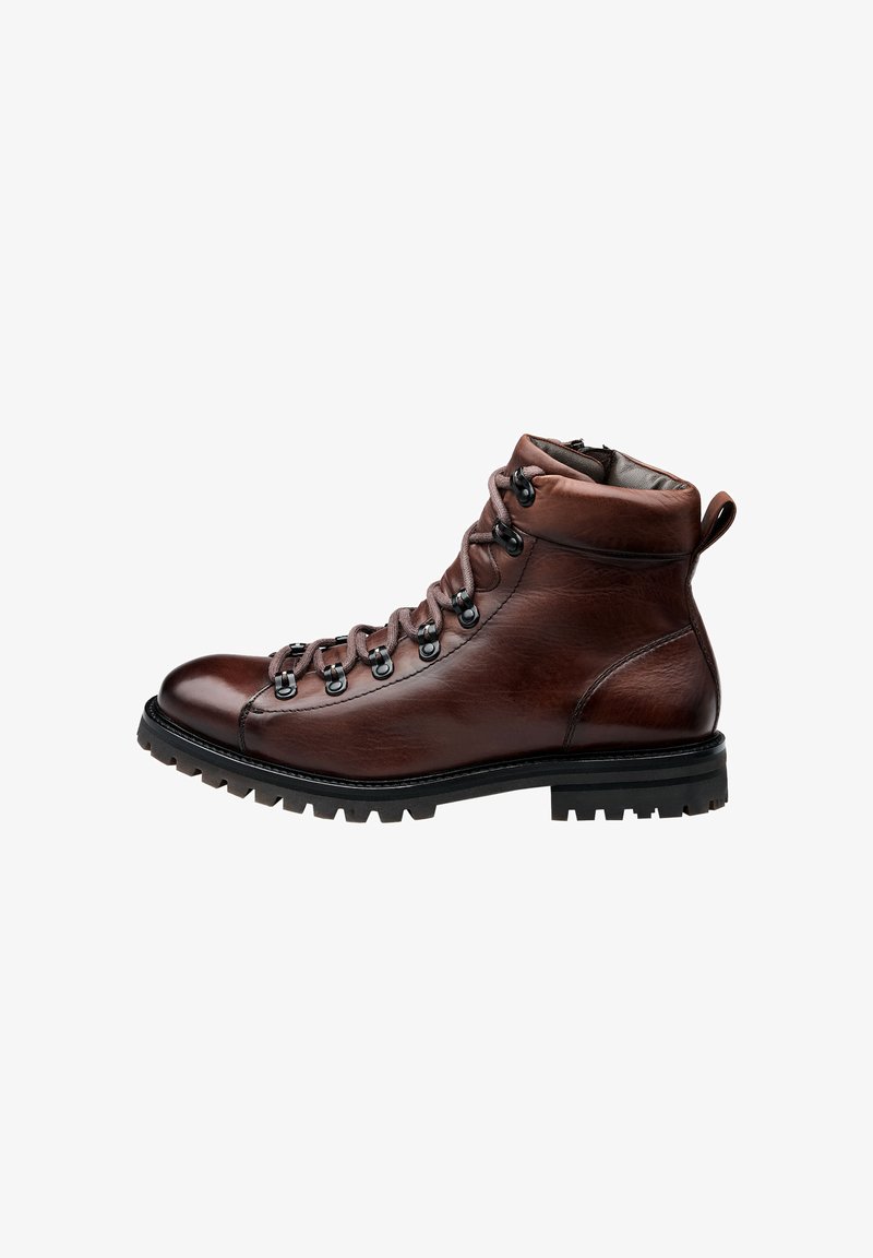 Bruine leren wandelschoen met een ronde neus, zwarte rubberen zool, metalen oogjes en veters, met een gewatteerde boord en een lus aan de achterkant.