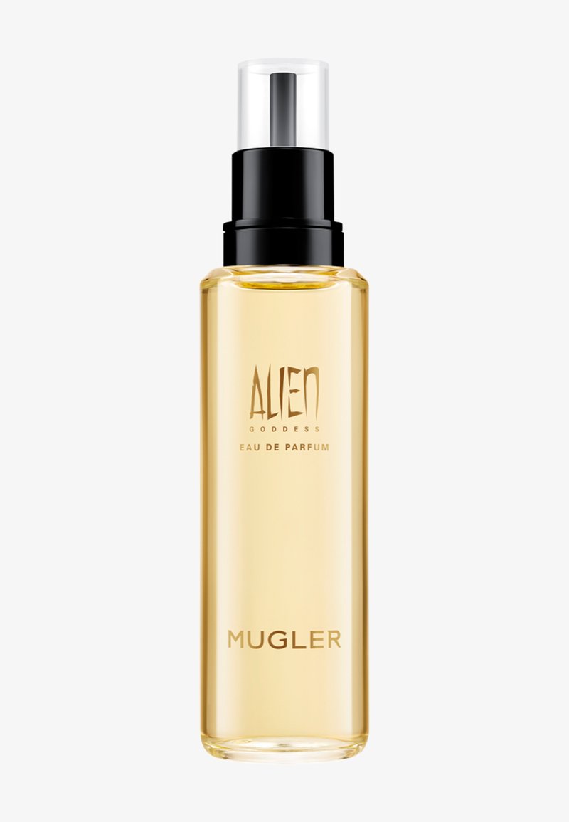 Transparente Sprühflasche mit hellbernsteinfarbener Flüssigkeit, beschriftet Alien Goddess Eau de Parfum von Mugler mit schwarzer und klarer Sprühdüse.
