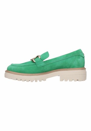 Mocassin en daim vert avec semelle beige épaisse et détail chaîne dorée, vue latérale.