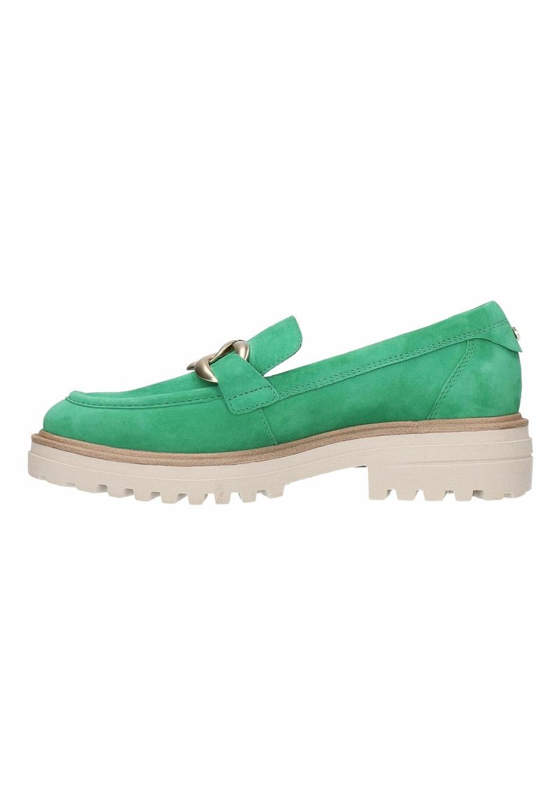 Mocassin en daim vert avec semelle beige épaisse et détail chaîne dorée, vue latérale.