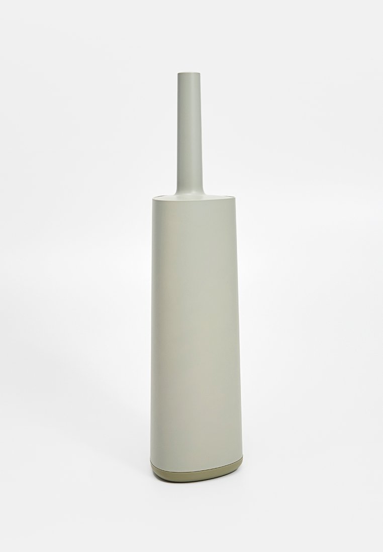 Vase haut et cylindrique avec un col étroit. Fabriqué en matériau gris clair mat, présentant une base arrondie dans une couleur verte atténuée contrastante.