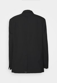 Czarna, dopasowana marynarka z klapą z wycięciem, długimi rękawami, pojedynczym rozcięciem z tyłu oraz detalem przeszycia na dolnym brzegu. Gładka faktura, smukły krój.