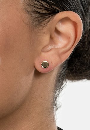 Goldstudohrringe mit einem glatten, runden Design. Die Oberfläche ist poliert und glänzend, was ihre metallische Textur betont.