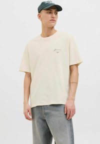 Jack & Jones RÜCKEN RUNDHALSAUSSCHNITT - Marškinėliai su spaudiniu - antique white